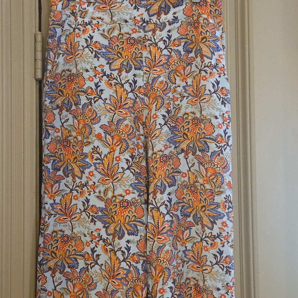 Pretty Wide Leg Pants By Tahari. Very Good Condition! Floral Print. Pockets. M